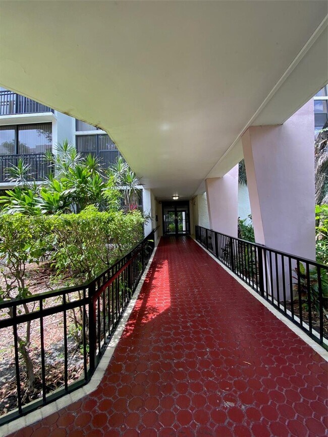 Foto del edificio - 17011 N Bay Rd