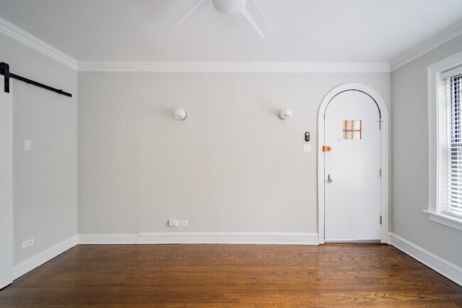 Building Photo - 4325 N Hermitage Ave