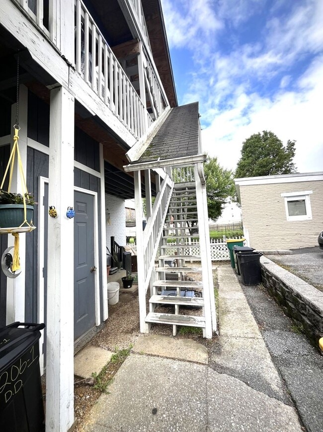 Building Photo - Updated 1 Bed / 1 Bath Second-Floor Apartm...