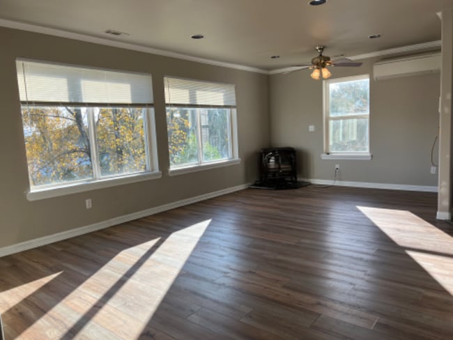 Building Photo - 12 Lake Louise Dr SW