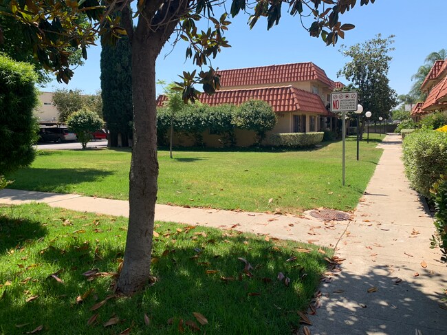 Building Photo - 913 N Fig St