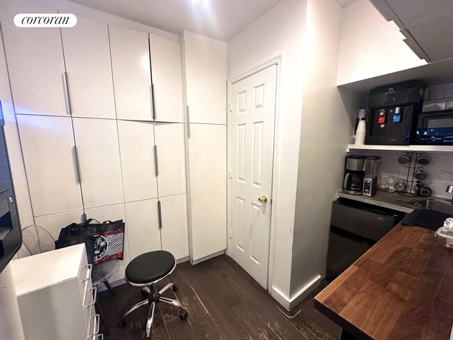 Foto del edificio - 324 W 47th St