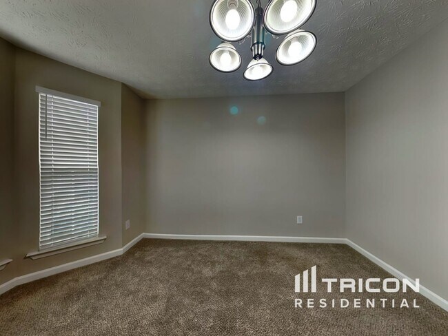 Building Photo - 330 Summit View Dr