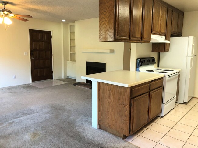 Building Photo - Beautiful Condo in quiet community in Coll...