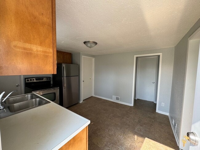 Building Photo - Great Location smaller 2 bedroom house wit...