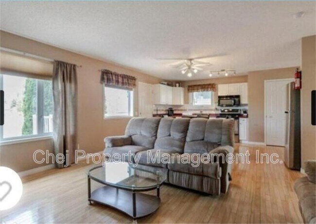 Photo du bâtiment - 838-118A 118a St NW