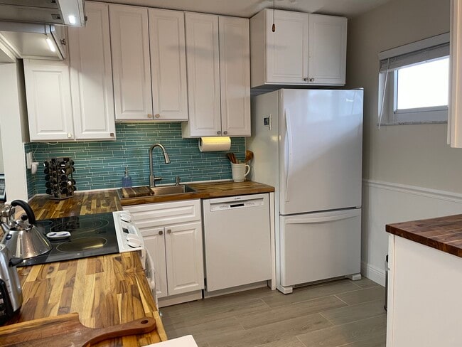 kitchen - 2724 Garden Dr N