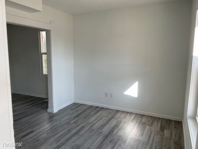 Building Photo - 2 br, 1 bath Townhome - 609 W 8th St