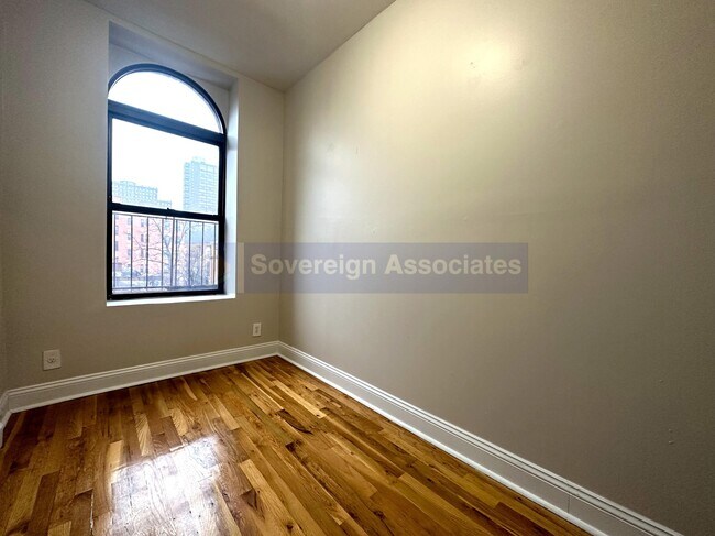 Foto del edificio - 386 Manhattan Ave