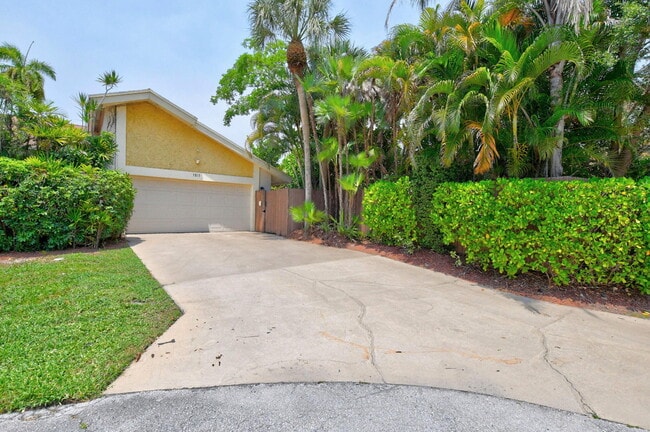 Building Photo - 7813 Kenway Pl W