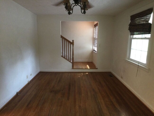 Building Photo - Radford, 4 BR / 3 BA, Available Aug 12th