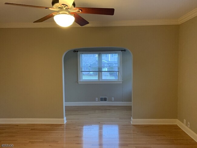 Building Photo - 14 Locust St