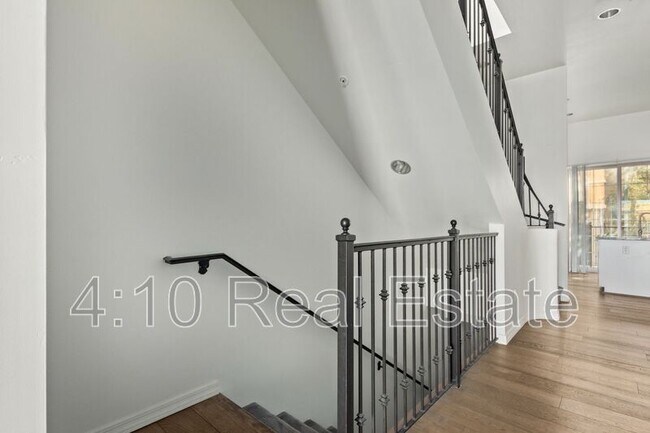 Foto del edificio - 421 W 6th St