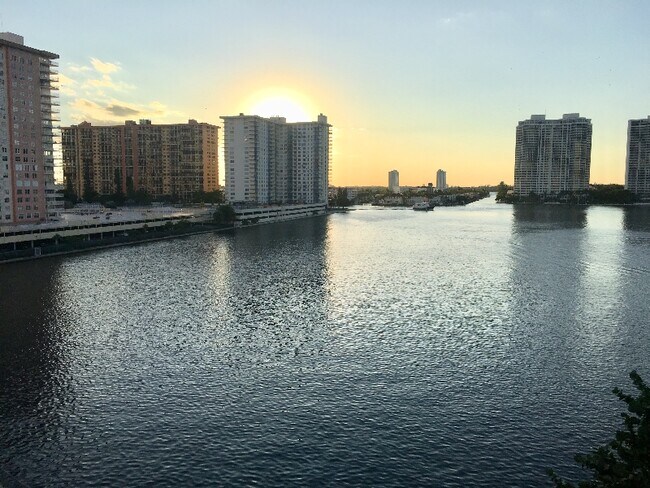 Foto del edificio - 17600 N Bay Rd