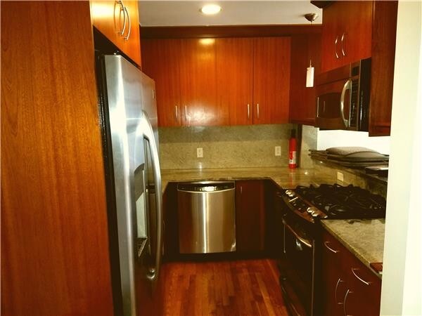 Building Photo - 556 State St