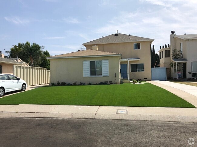 Building Photo - 8422 Glider Ave