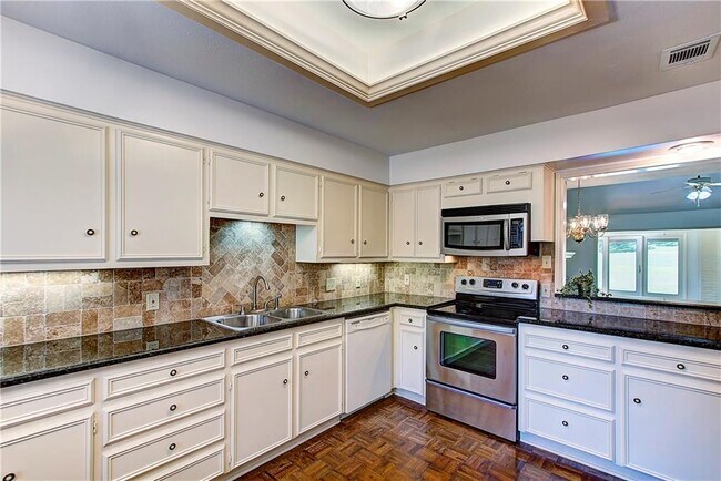 Building Photo - 11121 Pinehurst Dr
