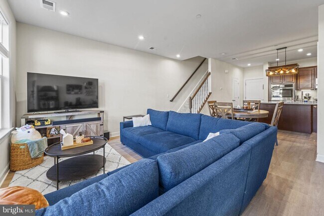 Foto del edificio - This beautiful 3 bed 2.5 bath 2-story condo provides a grand feeling with tall ceilings & over 16...