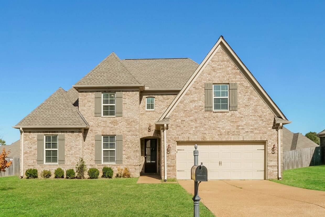 Primary Photo - 90 Fairway Hills Dr