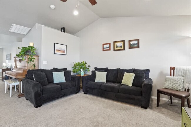 Foto del edificio - 218 Cliff Swallow Ave