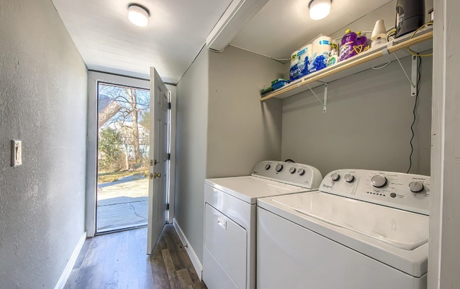 Building Photo - 427 E Southcross