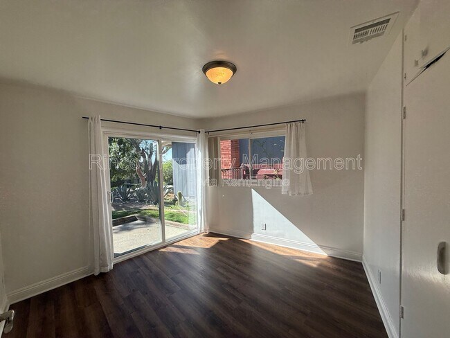 Foto del edificio - 3677 Willowick Dr