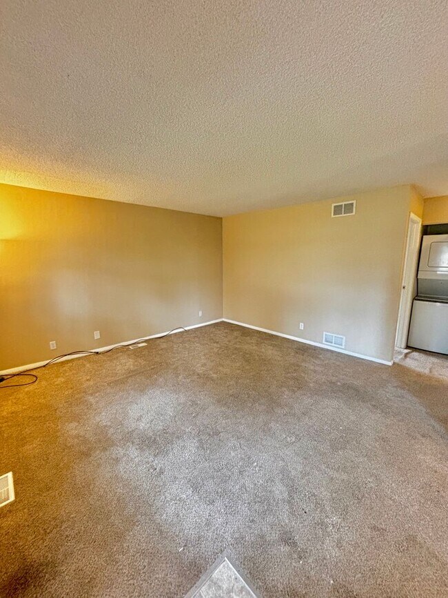 Building Photo - Beautifully Updated 2-Bedroom Townhome in ...