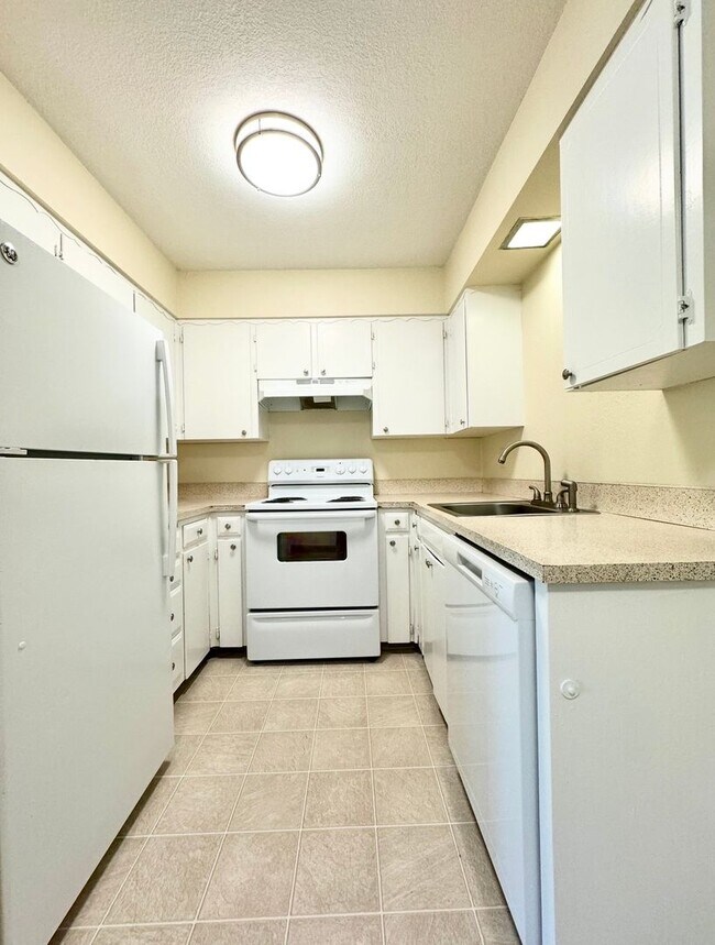 Building Photo - Updated Top Floor Two Bedroom Iin Montavilla w/ Off Street Parking~ 90 Walk Score~ 99 Bike Score~...