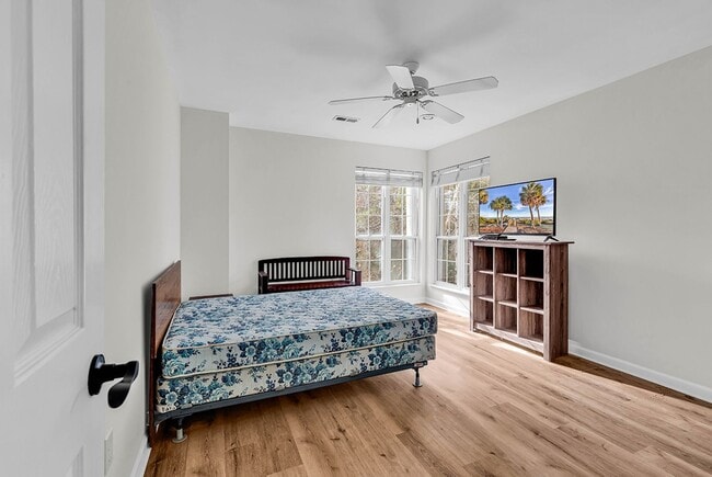 Building Photo - ** $1,000 off your first months rent with a move in by March 1st ** Don't miss out on this gorgeo...