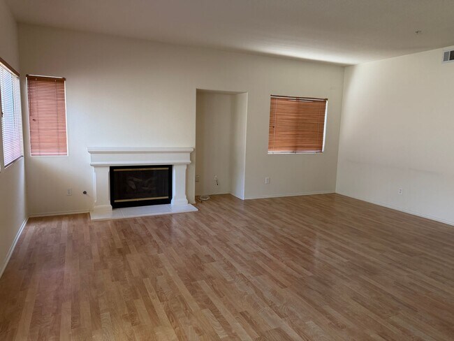 Foto del edificio - Sunny Ventura Home with 4 bed + 2.5 bath and 3 car garage