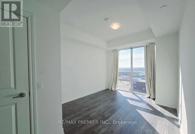 Photo du bâtiment - 1050 Main St E