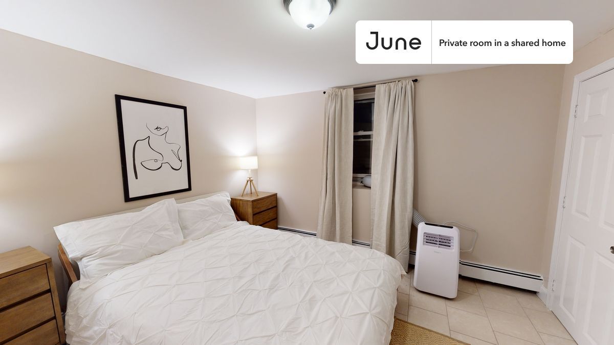Foto principal - Private bedroom in 4 bed/2 bath Home