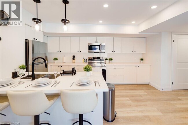 Building Photo - 825 Stirling Ave S