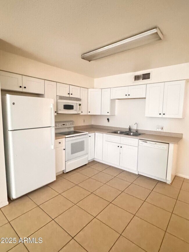 Foto del edificio - 6165 E Glencove St
