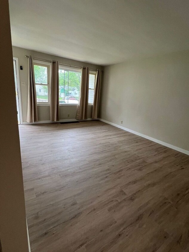 Foto principal - Spacious and Freshly Remodeled in Ritenour...