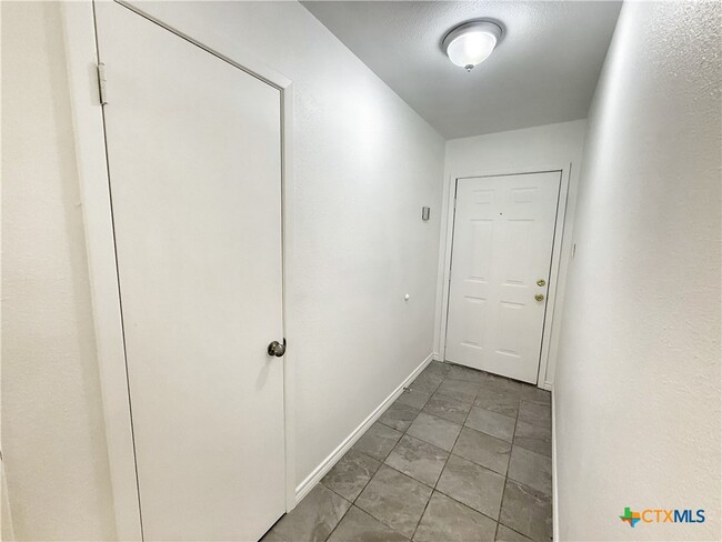 Building Photo - 912 Spring Hill Dr