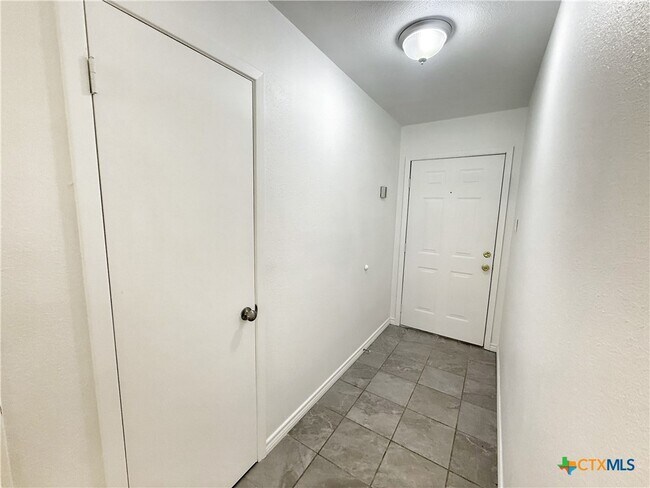 Foto del edificio - 912 Spring Hill Dr