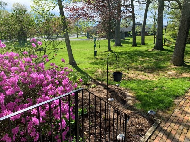 Building Photo - End Townhome In Oak Manor Community