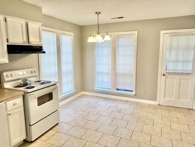 Foto del edificio - Now leasing a spacious 4-bedroom 2 bath ho...