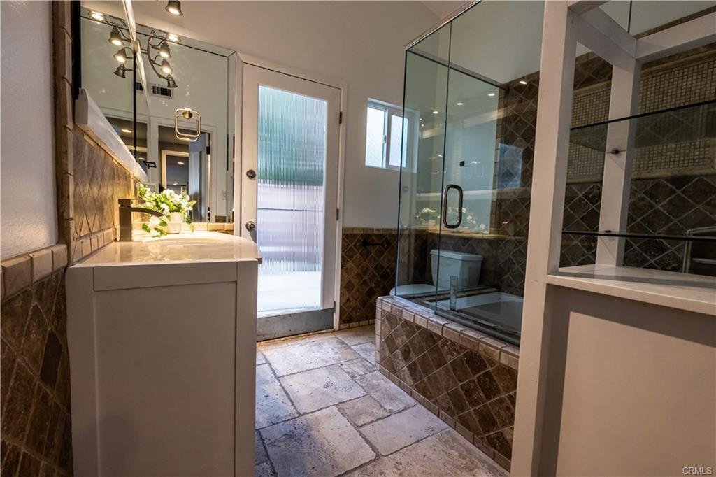 Foto principal - 5706 Wallis Lane, Los Angeles, CA 91367 - ...