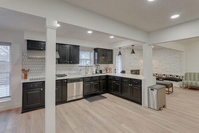 Foto del edificio - 6048 Holiday Ln