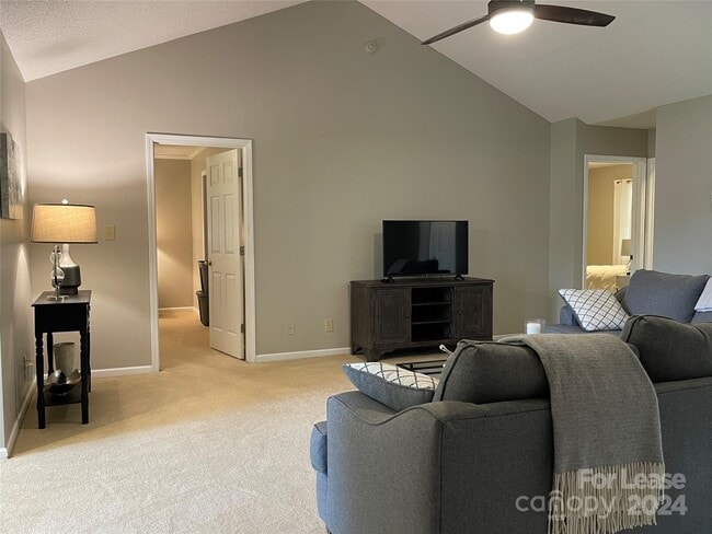 Foto del edificio - 401 Hidden Creek Cir