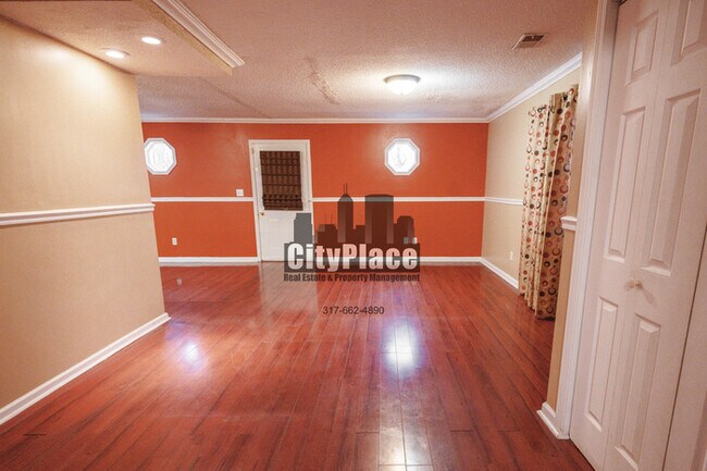 Foto del edificio - 7712 Spring Ln, Indpls, IN 46268
