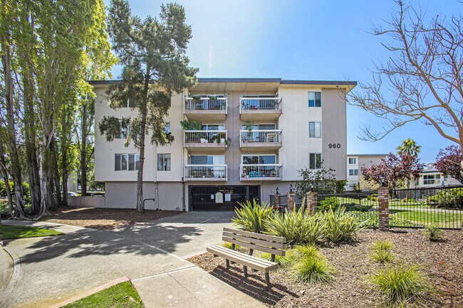 Building Photo - 960 Shorepoint Ct