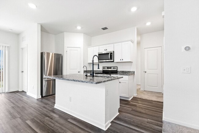 Building Photo - Charming Home Awaits: Spacious & Modern Living in a Prime Location