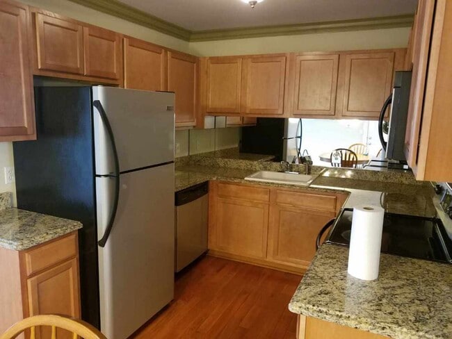 Kitchen w/stainless steel appliances - 2377 Walton Blvd