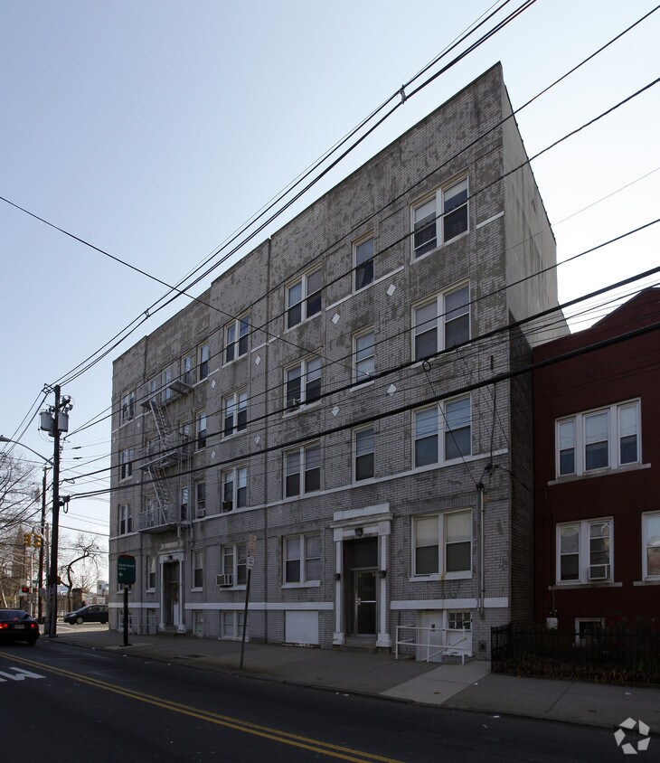 Primary Photo - 121-125 Beach St