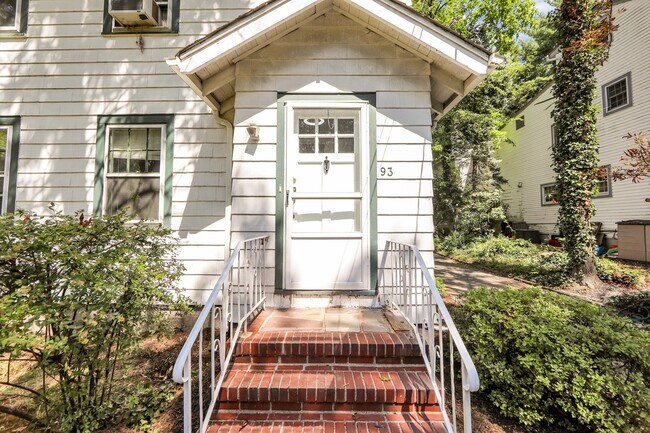 Building Photo - 93 Huguenot Ave