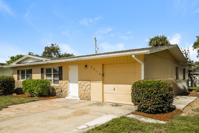 Foto del edificio - 8910 Cypress Lake Dr