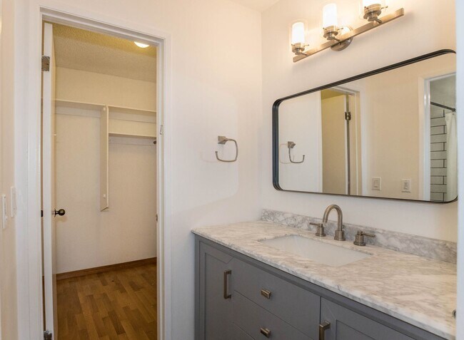 Building Photo - 2 br, 2.5 bath House - 828 Grant St. #6
